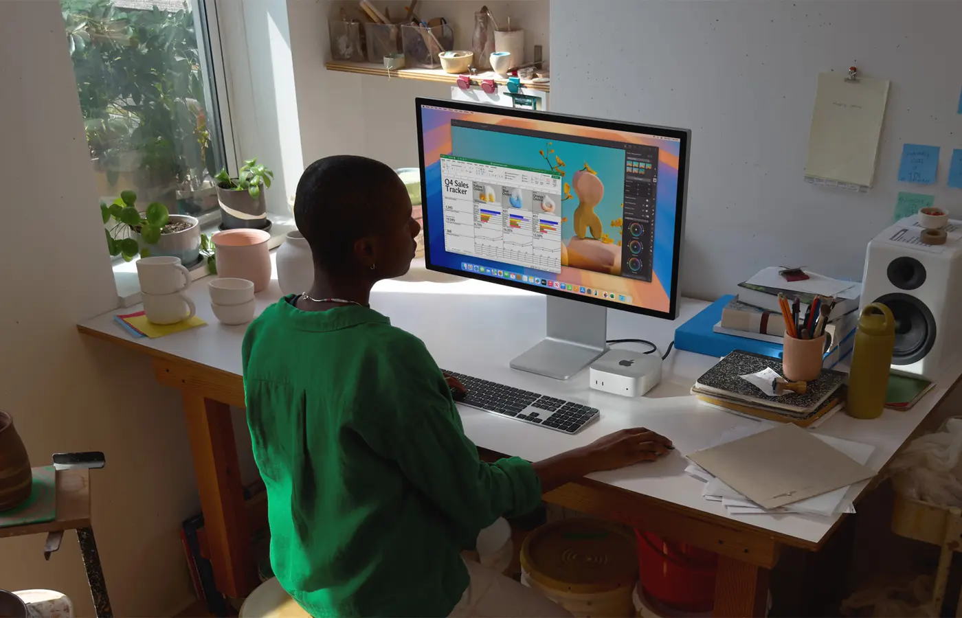 Mac Mini M4 sobre una mesa de trabajo, usado como equipo pequeño para homelab e IA local