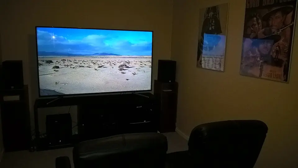 Servidor multimedia con Plex reproduciendo una película en el salón