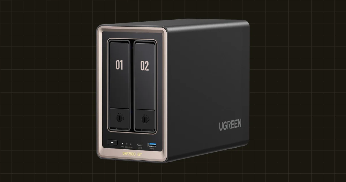 UGREEN NASync DXP2800 GT, NAS de dos bahías con red 10GbE para homelab, foto del fabricante sobre fondo de taller