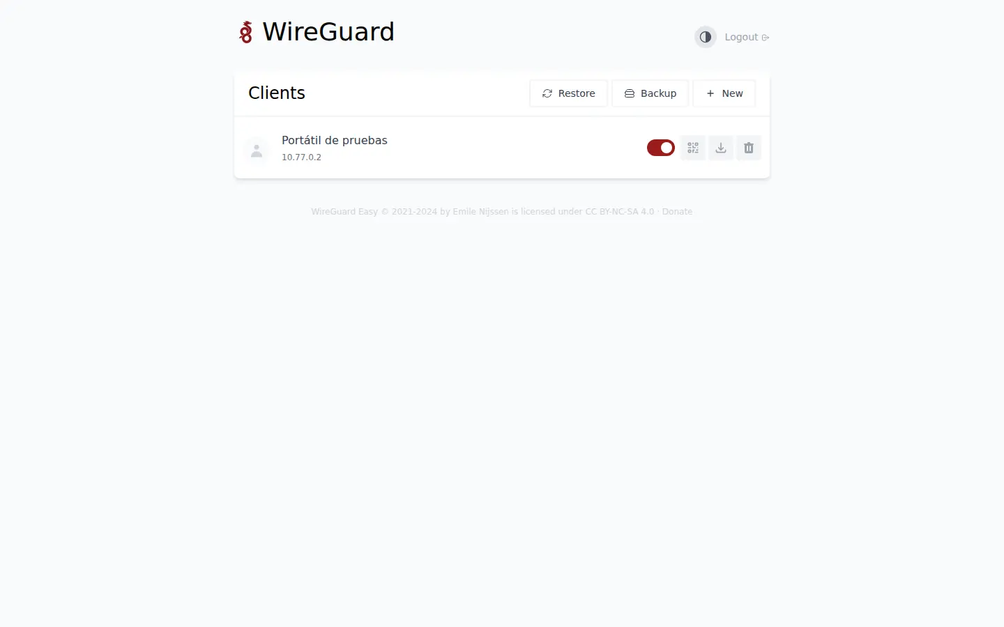 Panel web de wg-easy con un cliente ficticio llamado Portátil de pruebas y una dirección privada de demostración
